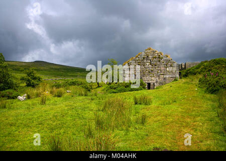 Un ciel orageux au-dessus des ruines du patrimoine industriel à Powder Mills près de Postbridge, Dartmoor, Devon, Angleterre, Royaume-Uni Banque D'Images