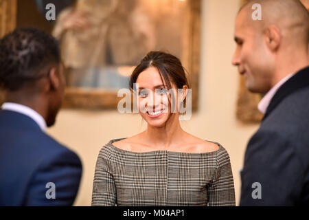 Meghan Markle s'entretient avec les gens à l'intérieur de la salle de dessin au cours d'une visite du château de Cardiff. Banque D'Images