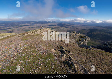 Salamanque, Espagne - 29 décembre 2017 : prendre un en selfies un paysage de montagne dans la région de Pena La Francia, destination célèbre à Salamanque, Espagne. Banque D'Images