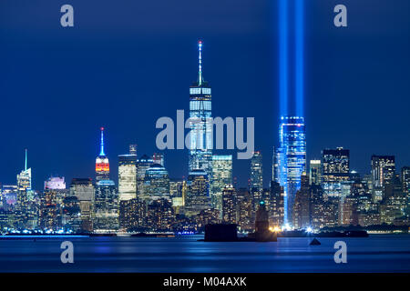 Les deux rayons de l'hommage rendu à la lumière avec des gratte-ciels du quartier financier de nuit. Lower Manhattan, New York City Banque D'Images