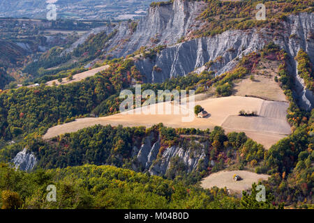 Vue aérienne de champs de blé et collines de Colombis salon près de Gap à l'automne. Hautes-Alpes, Alpes, France Banque D'Images