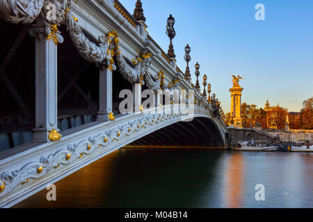 Pont Alexandre III pont et Seine au coucher du soleil. 8ème arrondissement, Paris, France Banque D'Images