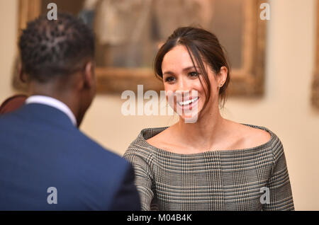 Meghan Markle s'entretient avec les gens à l'intérieur de la salle de dessin au cours d'une visite du château de Cardiff. Banque D'Images