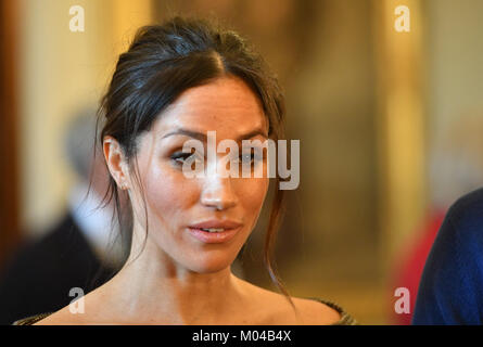 Meghan Markle s'entretient avec les gens à l'intérieur de la salle de dessin au cours d'une visite du château de Cardiff. Banque D'Images