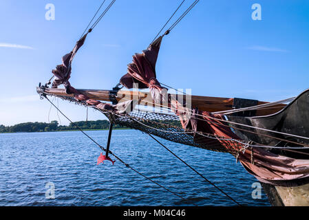 L'ancre et voiles bow sur bateau à voile en bois Banque D'Images