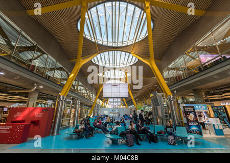 Les passagers qui attendent dans le hall d'Adolfo Suárez-Madrid Barajas aéroport les terminaux T4, conçu par les architectes Antonio Lamela et Richard Rogers Banque D'Images