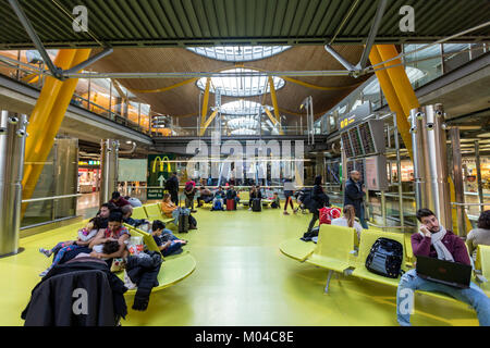 Les passagers qui attendent dans le hall d'Adolfo Suárez-Madrid Barajas aéroport les terminaux T4, conçu par les architectes Antonio Lamela et Richard Rogers Banque D'Images