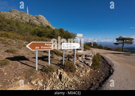 Paysage de montagne, signalisation routière indication à Pena de Francia destination célèbre à Salamanque, Espagne. Banque D'Images