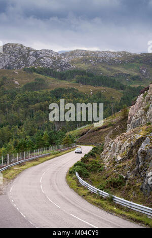 Voiture roulant le long de la côte nord 500 route touristique près de laide à Wester Ross, Ecosse Banque D'Images