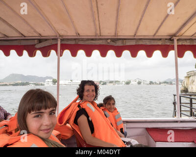 Voyageurs - mère et ses deux filles s'amusant assis sur un bateau à voile d' Banque D'Images