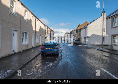 Lochwinnoch, Scotland, UK - 17 janvier 2018 : Main Street Lochwinnoch gelées et quasi déserte à la mi-journée en hiver. Banque D'Images