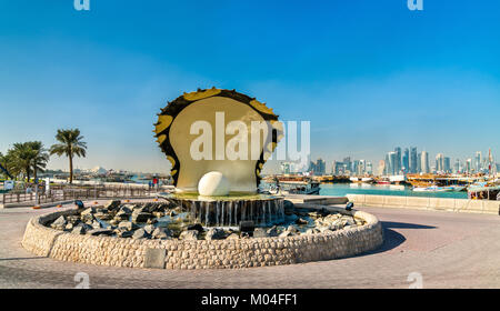 Pearl Oyster et Fontaine sur Corniche, la Promenade à Doha, Qatar Banque D'Images
