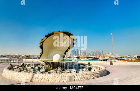 L'huître perlière et fontaine sur la Promenade de la Corniche de Doha, au Qatar. Le Moyen-Orient Banque D'Images