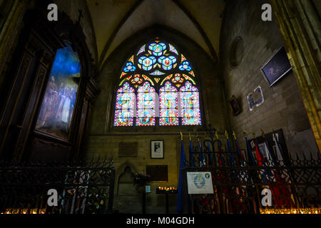 Le noir, l'intérieur de la cathédrale de Notre Dame de Bayeux à Bayeux France avec vitraux et d'art religieux Banque D'Images