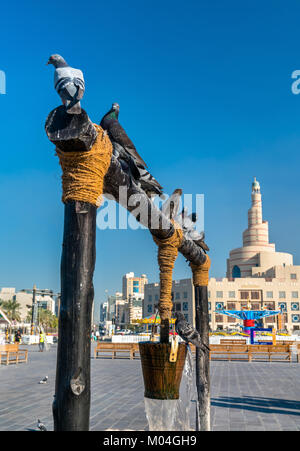 Vieux puits avec les pigeons en face de l'Souq Waqif à Doha, Qatar Banque D'Images