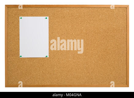 Tableau d'affichage liège isolé sur blanc avec papier vierge pour votre avis Banque D'Images