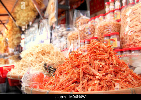 Se concentrer sur un tas de crevettes séchées parmi d'autres fruits de mer déshydratée en vente dans un magasin à Tai O, Hong Kong. Spécialités de fruits de mer séchés sont populaire en Chine cu Banque D'Images