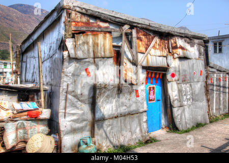 HONG KONG - Apr 10, 2011 : un typique maison en tôle à Tai O sur l'île de Lantau à Hong Kong met en lumière la mauvaise condition de logement sur cette vieille et de l'aba Banque D'Images