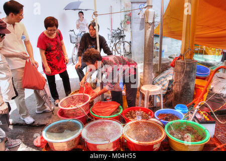 HONG KONG - Apr 10, 2011 : Un vendeur de rue à Tai O vente des fruits de mer vivants pris dans ce village de pêcheurs sur l'île de Lantau à Hong Kong. Banque D'Images