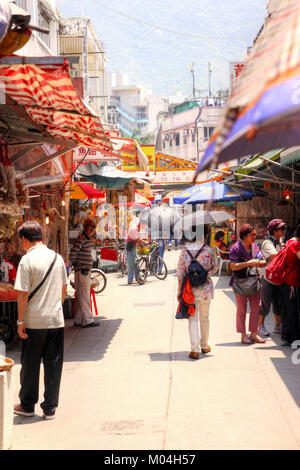 HONG KONG - Apr 10, 2011 : les rues de Tai O sont remplis avec les clients sont occupés et l'achat de fruits de mer séchés récoltés à partir de ce célèbre village de pêcheurs à o Banque D'Images