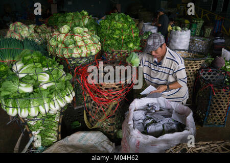 Traders trier & re-pack légumes amenés de zones de montagne,Mantalongon,Marché,Badian de Cebu. Banque D'Images