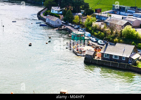 Bateau de pêcheur harbour village au Pays de Galles, Royaume-Uni, Angleterre ciel nuageux et Green Hills Banque D'Images