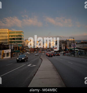 À la descente et au nord le long de la rue Cambie en fin d'après-midi. Le centre-ville de Vancouver et les montagnes de la rive nord sont visibles en arrière-plan. Banque D'Images