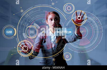 Jeune femme et l'afficheur tête haute. HUD. Interface utilisateur graphique. Internet des Objets (IoT). Banque D'Images