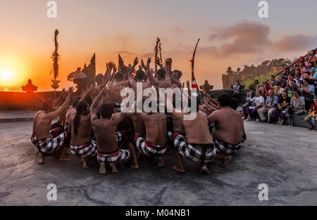 Bali, Indonésie - Octobre 2015 : prêtre hindou de donner des bénédictions aux danseurs de Kecak et danse du feu se produit dans le temple d'Uluwatu, Bali chaque soir Banque D'Images