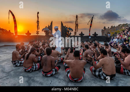 Bali, Indonésie - Octobre 2015 : prêtre hindou de donner des bénédictions aux danseurs de Kecak et danse du feu se produit dans le temple d'Uluwatu, Bali chaque soir Banque D'Images