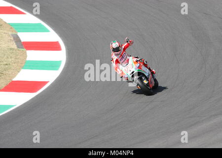 Nicky Hayden en agitant au spectateurs de la course Moto GP 2012 sur le circuit du Mugello Italie Banque D'Images