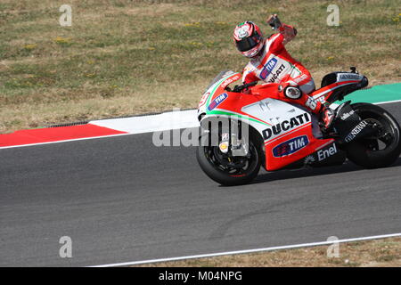 Nicky Hayden en agitant au spectateurs de la course Moto GP 2012 sur le circuit du Mugello Italie Banque D'Images