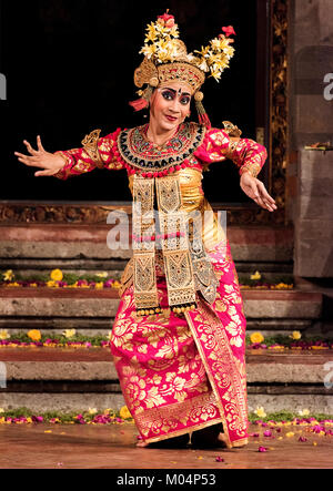 Bali, Indonésie - Octobre 2015 : danseurs balinais portant des costumes traditionnels et l'exécution de la danse traditionnelle Legong dans un petit théâtre à Bali Banque D'Images