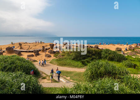 Les visiteurs se promener autour de la zone pleine de rochers champignons à Yehliu Geopark, Taipei, Taiwan. Banque D'Images