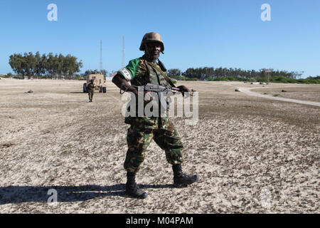 Des soldats burundais, dans le cadre de la Mission de l'Union africaine en Somalie, hier, ont libéré la ville d'Adale dans la région du Moyen-Shabelle de la Somalie le groupe militant d'Al Shabab. La ville est prise (15431629211) Banque D'Images