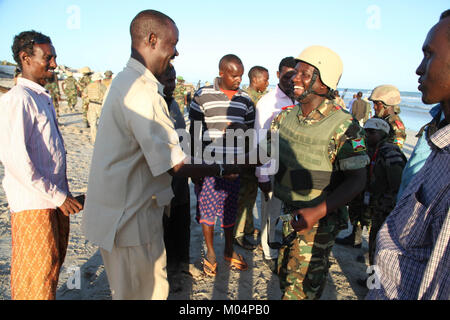 Des soldats burundais, dans le cadre de la Mission de l'Union africaine en Somalie, hier, ont libéré la ville d'Adale dans la région du Moyen-Shabelle de la Somalie le groupe militant d'Al Shabab. La ville est prise (15248059979) Banque D'Images