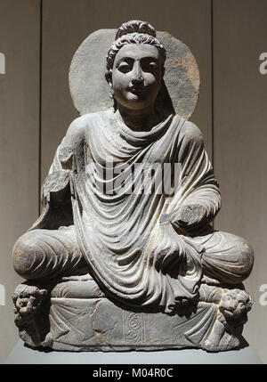 Photographie DSC01656 d'une sculpture en schiste du IIe au IIIe siècle après JC représentant Bouddha sur un trône de lion, de Takht-i-Bahi, Gandhara, exposée au Musée ethnologique de Berlin. Banque D'Images