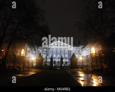 Le Palais de la Nation à Bruxelles est un bâtiment important, abritant le Parlement fédéral belge. Cette image représente le palais la nuit, mettant en valeur sa grande architecture illuminée dans le ciel du soir. Banque D'Images