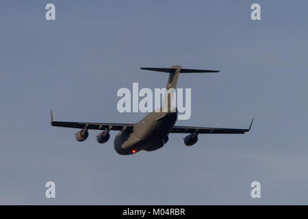 Un avion de transport militaire C-17 Globemaster III décolle de la base aérienne Tinker en Oklahoma. Cet avion est utilisé par l'US Air Force pour des missions de transport aérien et est connu pour sa grande capacité de fret et sa polyvalence. Banque D'Images