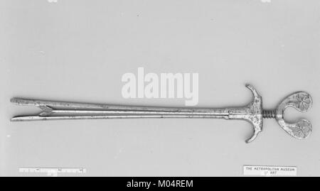 Cette paire de pinces à balles, cataloguée MET 23012, fait partie de la collection médicale du Metropolitan Museum of Art. Les pinces à balles sont utilisées dans les interventions chirurgicales, en particulier dans l'élimination de corps étrangers. Banque D'Images