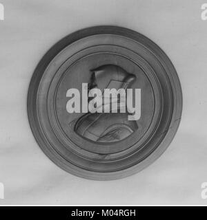 Ce buste représente une femme dans un style classique, reflétant les techniques artistiques de l'époque. Il présente des traits du visage détaillés et des vêtements typiques de la sculpture de l'époque. Banque D'Images