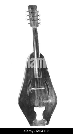 Cette mandoline arquée est un instrument à cordes unique de la fin du XIXe ou du début du XXe siècle. Connu pour sa technique d'arc distinctive, cet instrument était populaire dans la musique classique et les traditions folkloriques, offrant un son plus doux et plus lisse que les mandolines pincées. Banque D'Images