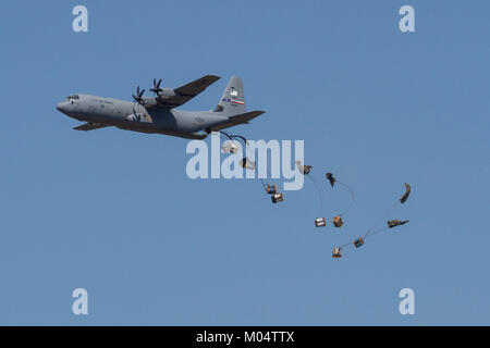 Un avion C-130J Super Hercules effectue un exercice de largage aérien à la base aérienne de Dyess en 2015. Le C-130J est un avion de transport militaire polyvalent utilisé pour le ravitaillement aérien, le déploiement de troupes et la livraison de fret, y compris les largages aériens. Banque D'Images