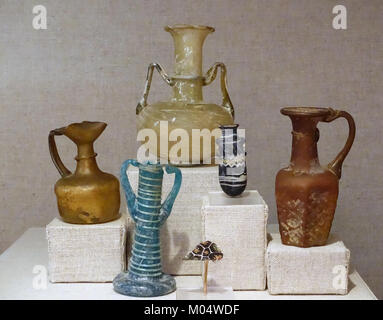 Bouteilles, flacons de parfum, etc, Romaine 1er-4e siècle, sauf pour le petit, peut-être alabastron grec 5ème-4ème siècle avant J.-C., le verre - Spurlock Museum, UIUC - DSC05896 Banque D'Images