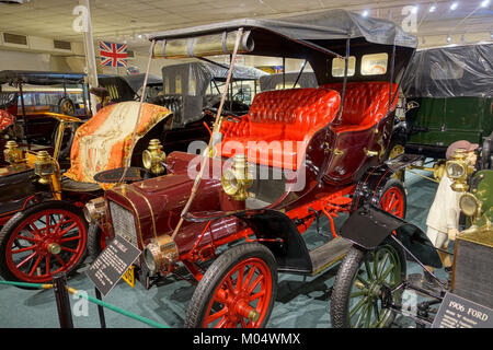 L'automobile Cadillac double Tulip Touring 1906 est un véhicule historique fabriqué par Cadillac Motor car Co., Detroit. Il dispose d'un moteur à essence monocylindre de 7 CH et fait partie de la collection du Luray Caverns car and Carriage Museum en Virginie, qui présente l'ingénierie automobile du début du XXe siècle. Banque D'Images