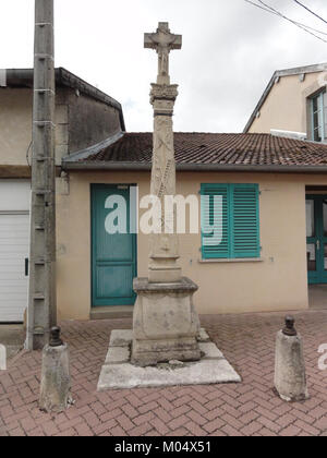 La croix de chemin (croix de chemin) à Boviolles, Meuse, se dresse devant la mairie. Ce monument historique représente les traditions religieuses et culturelles locales de la région, communes aux communautés rurales françaises. Banque D'Images