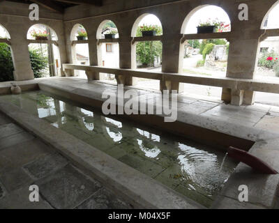 Le lavoir à Boviolles, Meuse, France, est un lavoir communal historique, typique des villages ruraux français. Il reflète l'histoire culturelle et sociale de la région, autrefois utilisée pour le lavage communal des vêtements par les villageois. Banque D'Images