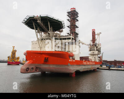 Une photographie du navire d’installation d’éoliennes offshore Brave Tern au port de Rotterdam. Ce navire fait partie de l'industrie des énergies renouvelables, utilisé pour l'installation d'éoliennes. Banque D'Images