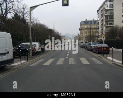 Cette photographie du boulevard Saint-Denis à Paris capture la rue emblématique connue pour son importance historique et culturelle. La région est connue pour son atmosphère vibrante et ses monuments architecturaux. Banque D'Images