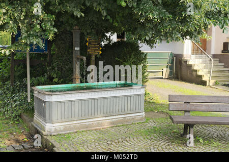 Cette image fait référence à Brunnen SteinebachW (02), probablement une photographie ou une illustration d'un puits ou d'une fontaine à Steinebach. L'image capture ses détails structurels et architecturaux, reflétant l'importance historique ou culturelle locale. Banque D'Images